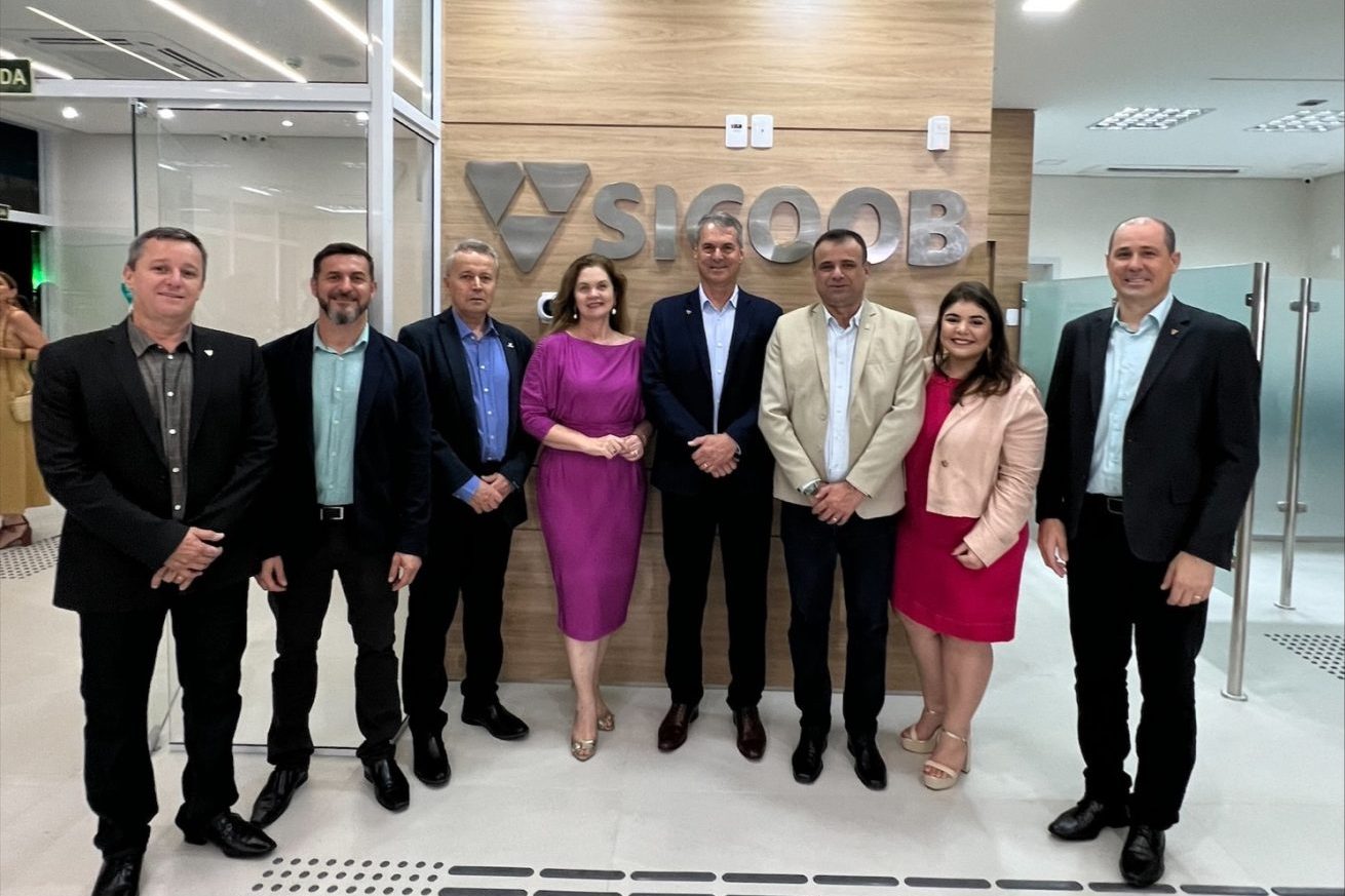Lideranças do Sicoob na nova sede da cooperativa em Alfredo Chaves